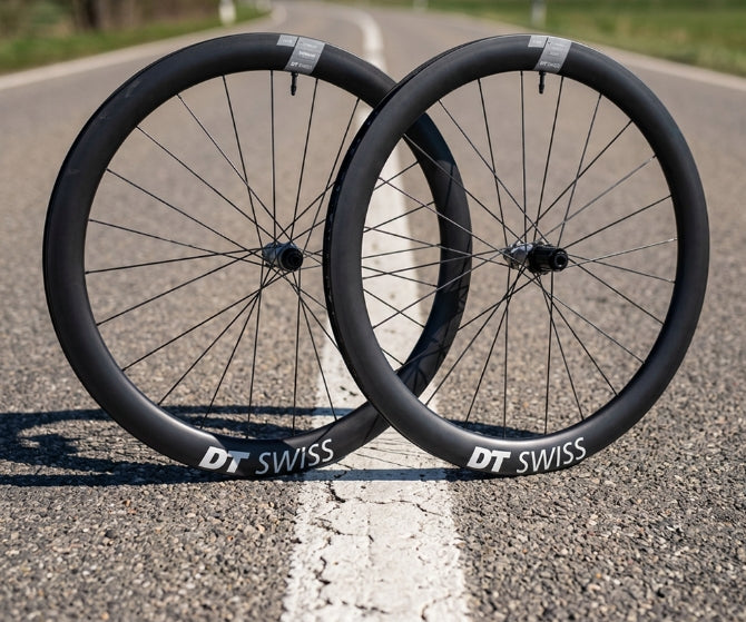 Paire de roues route DT Swiss ERC 1600 Spline Shimano + pneus offerts