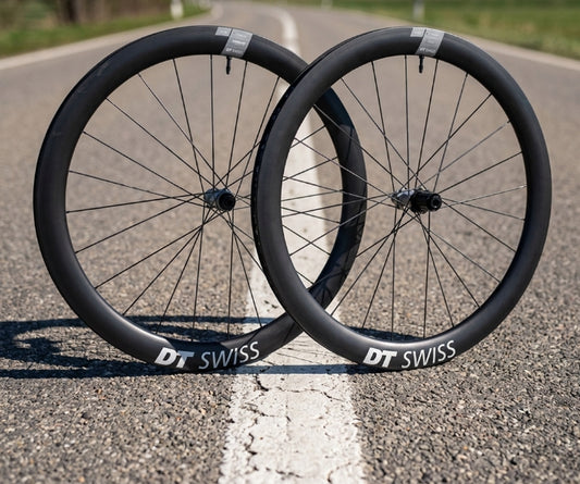 Paire de roues route DT Swiss ERC 1600 Spline Shimano + pneus offerts