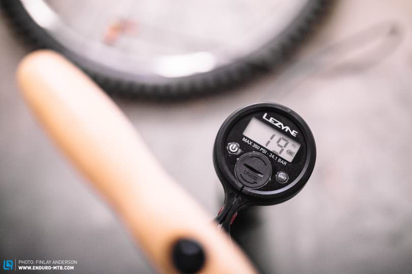 POMPE À PIED LEZYNE DIGITAL PRESSURE OVER DRIVE (MAX 220 PSI / 15 BAR) NOIR
